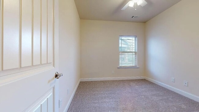 Building Photo - 323 Huntwood Dr