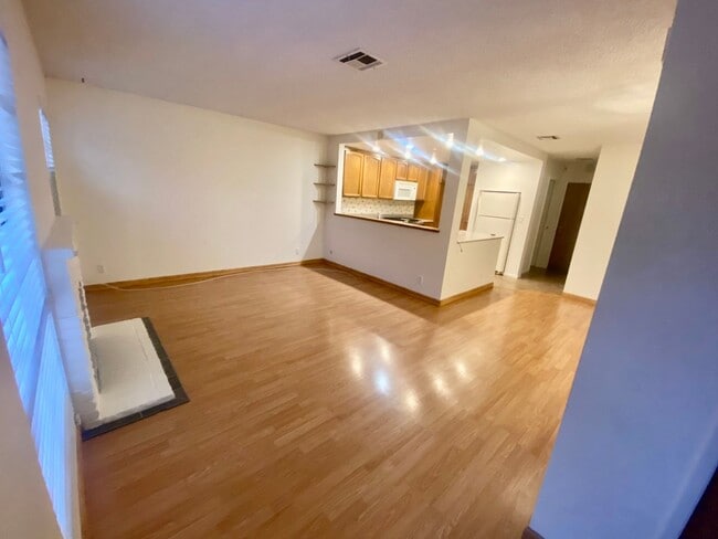 Building Photo - Spacious Two Bedroom Townhouse in Torrance...