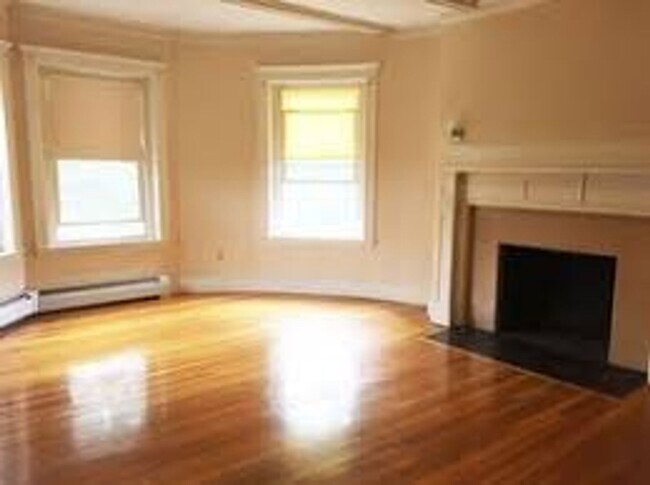 Building Photo - Luxury Apt in Perfect Brookline Location!  Laundry in Unit! Pro Managed