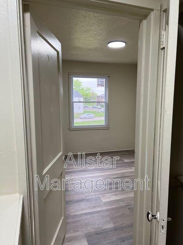 Building Photo - 942 S Central Dr