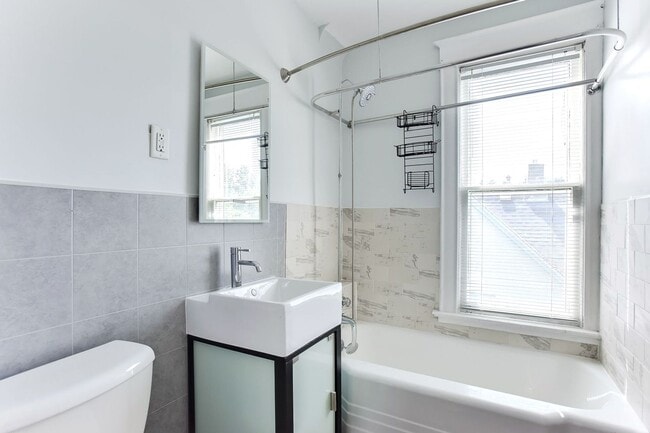 Building Photo - Renovated 3 Bedroom 2 bathroom house. Superb Master suite.
