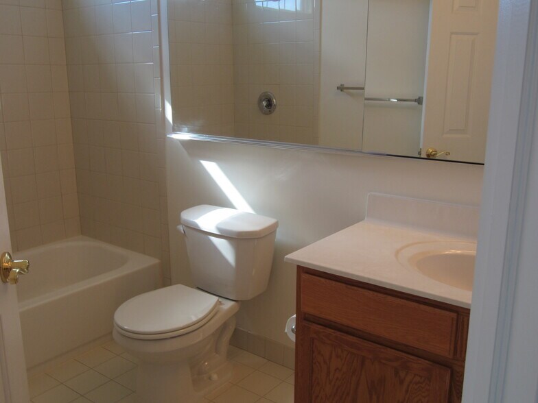 Shared Full Bathroom - 860 Main St