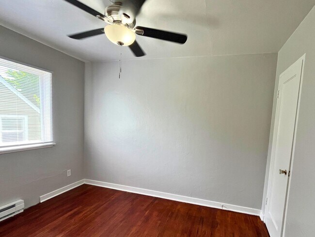 Building Photo - (UNM 355-11)  2 bed/1 bath Apartment