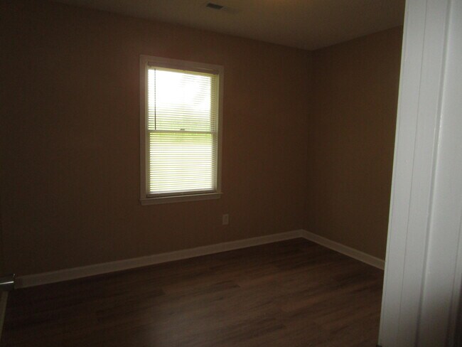 Building Photo - 1320 Race Track Rd