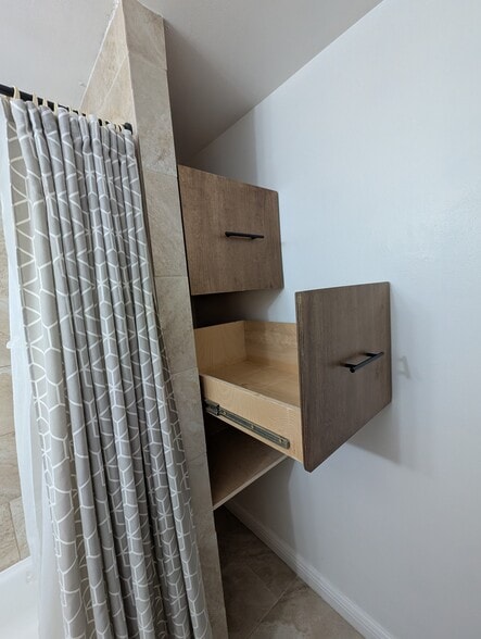 Bathroom - 2340 N Bremen St