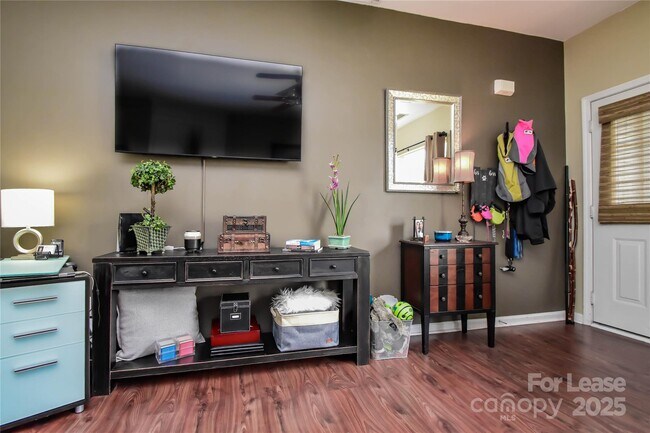 Building Photo - 2121 Kaybird Ln