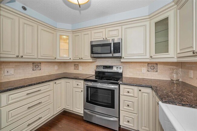 Building Photo - 1 Key Capri