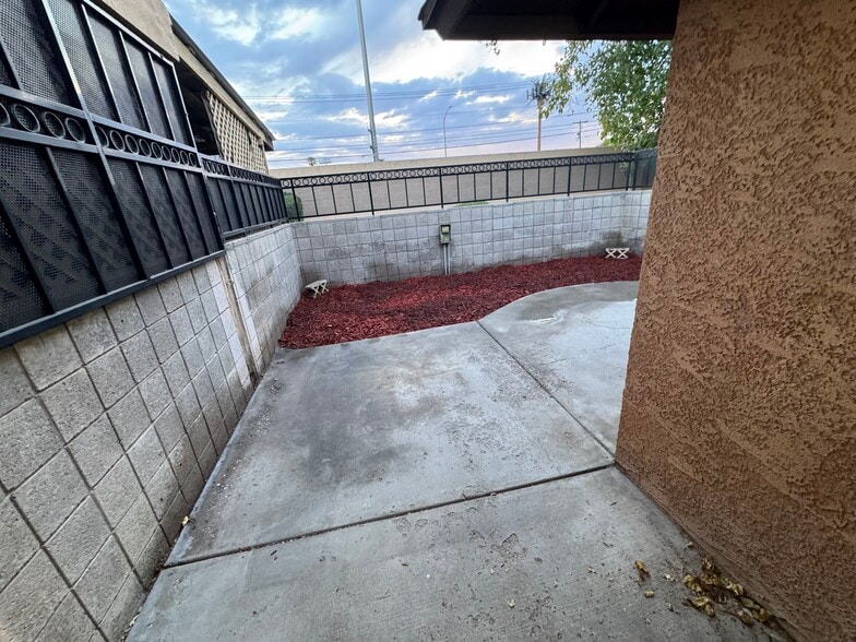 Building Photo - 5060 Village Dr