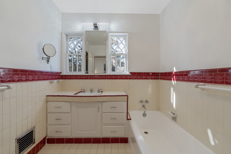 Building Photo - 1604 Pandora Ave