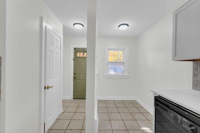 Building Photo - Beautiful Home in the Heart of Cleveland H...