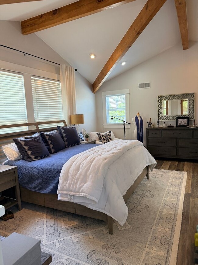 Building Photo - 3 Bedroom, 2 Bathroom Home in University Heights