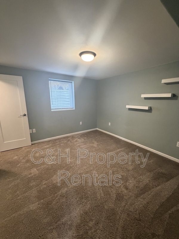 Building Photo - 915 Avenue F