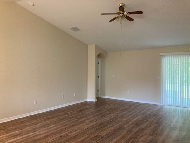 Building Photo - Beautiful 4/3/2 in desirable area! With Screened in porch