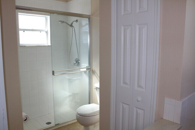 Building Photo - Lovely Rental in Coral Trace