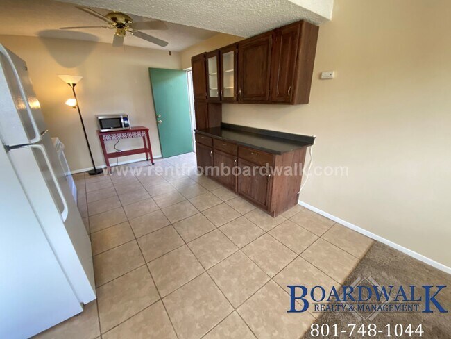 Building Photo - 451 8120 S