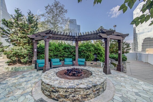 Building Photo - High-rise Luxury 1 Bedroom Buckhead Condo,...