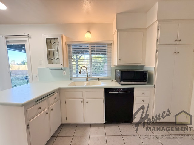 Building Photo - Homes Management - 3 bed, 2 bath home off Oak Hill