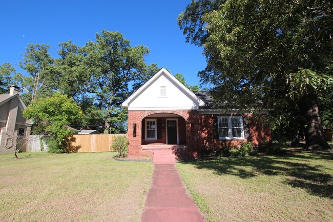 Primary Photo - Oversized 3 bedroom and 2 bath in Tyler! T...