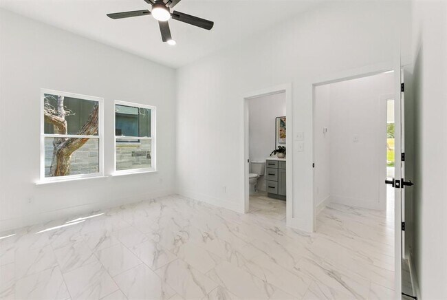 Building Photo - 418 Bedford Dr