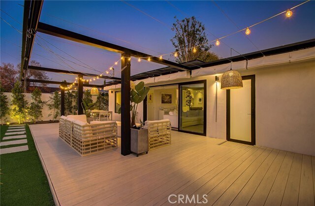 Building Photo - 8161 Encino Ave
