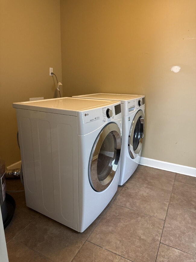 Building Photo - "Renovated 3-Bed Oasis with Granite Kitchen & Cozy Fireplace in Huntsville!"