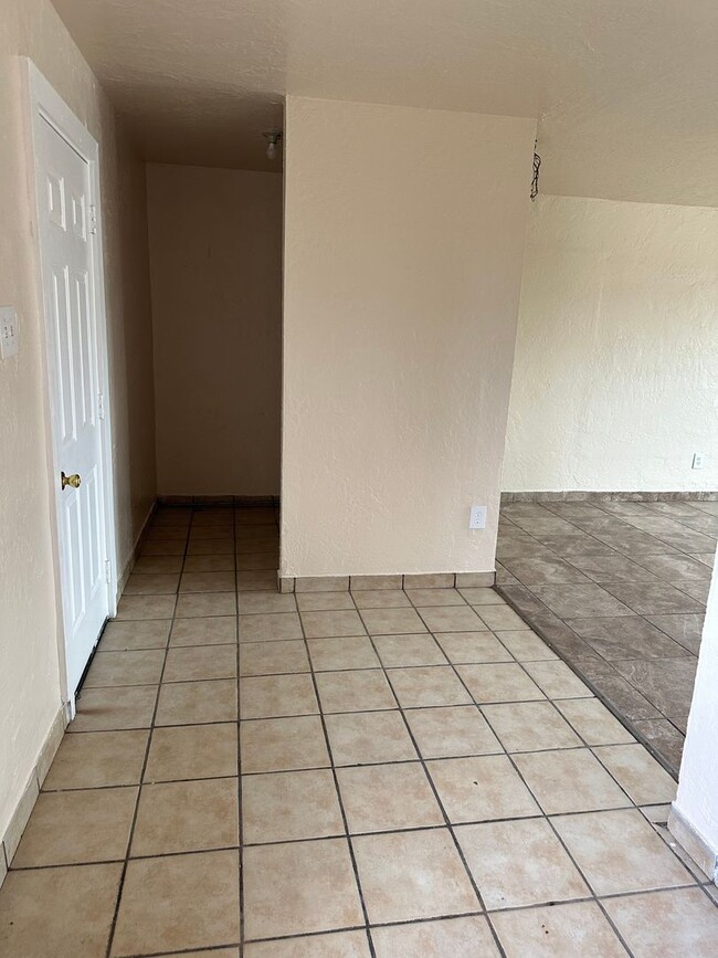 Building Photo - Great 1 Bed 1 Bath located near NMSU