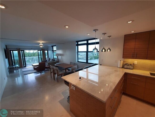 Building Photo - 1401 N Riverside Dr