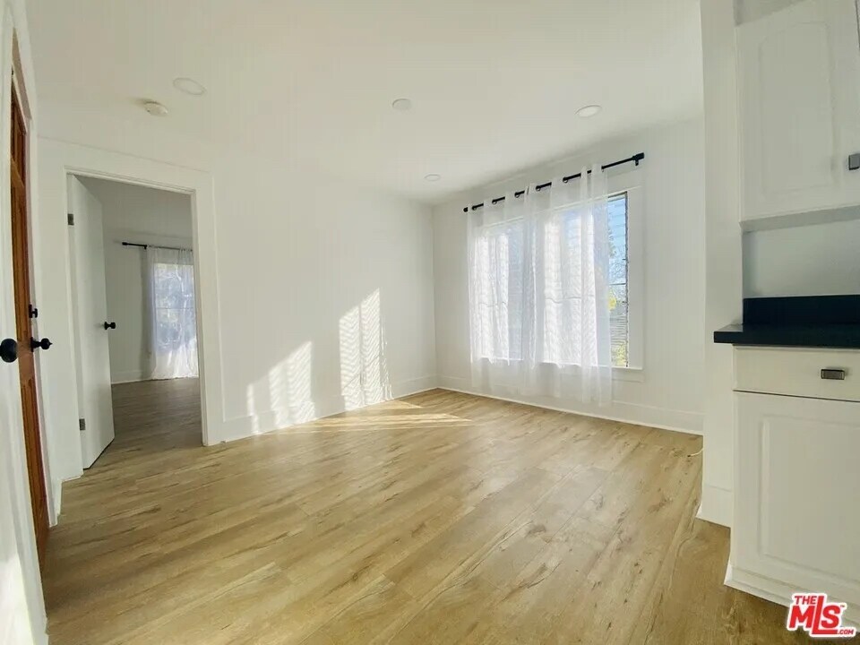 Building Photo - 651 Angelus Pl
