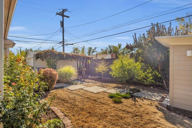 Building Photo - Stunning Single Family Home In Excellent L...
