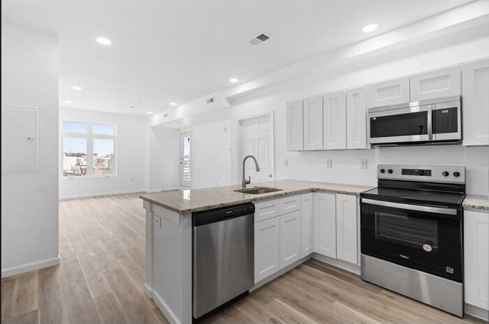 Building Photo - 4250 Lancaster Ave