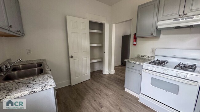 Building Photo - 3 Bedroom on Broadway!