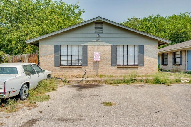 Building Photo - 838 N Meadows Dr