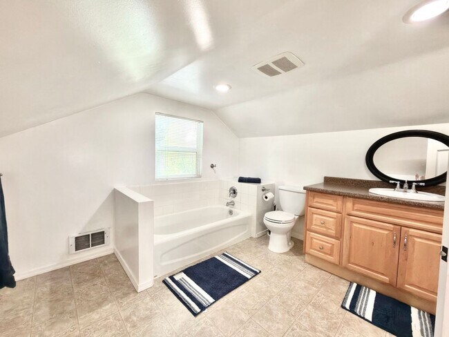 Building Photo - Charming Everett Home with Spacious Backyard, Garage, and Bonus Flex Spaces