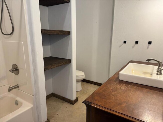 Building Photo - 353112 E 860 Rd