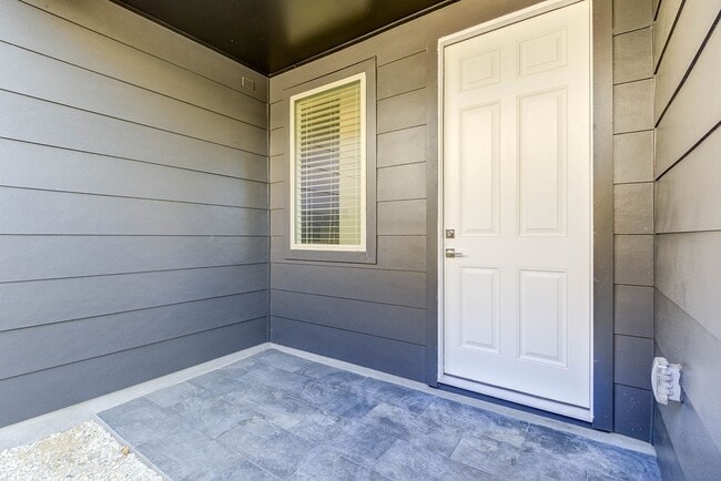 Building Photo - Modern luxury home in well established inn...