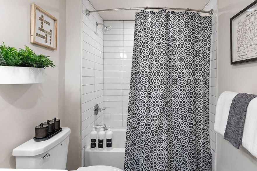 Building Photo - 212 W Roberts Ave