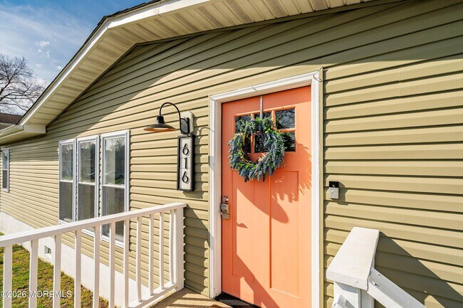 Building Photo - 616 Newport Ave