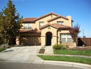 Building Photo - Charming Woodland Corner Home – Spacious 3 Bed, 2.5 Bath on a Quiet Cul-de-Sac