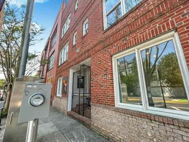 Building Photo - 322 Peters St SW