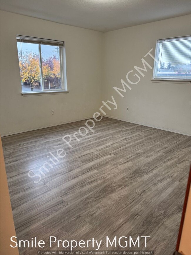 Building Photo - A nice house with 3 beds rooms and 1.5 baths.