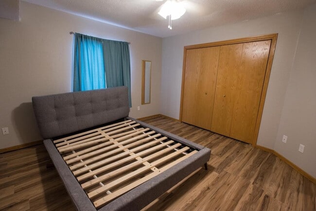 Building Photo - Updated 2 BR Condo in the Heart of Coralville! Available NOW!!!