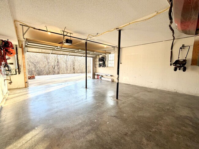 Building Photo - 320 Cottonwood Ct