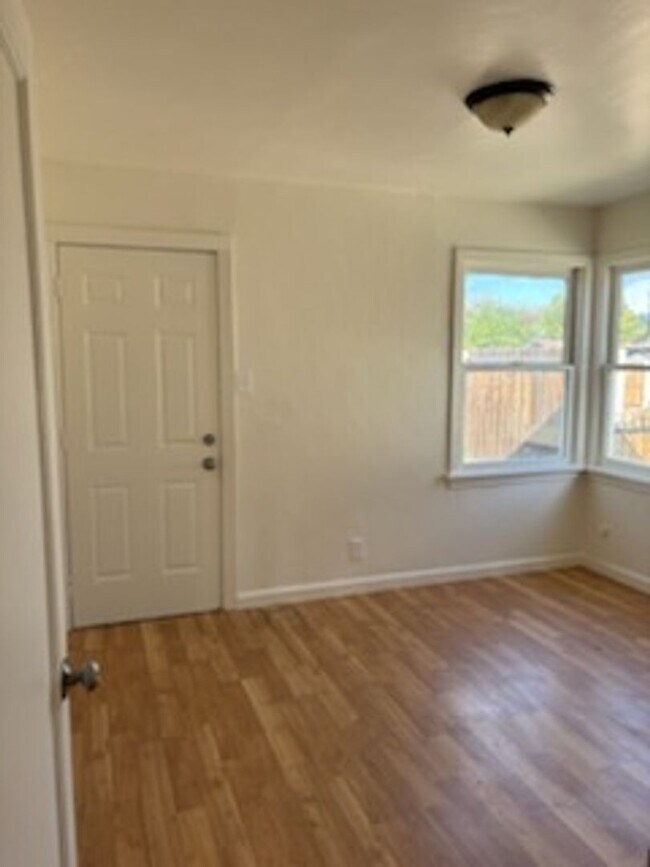 Building Photo - Taft Home 2 bd 1 ba  Must see