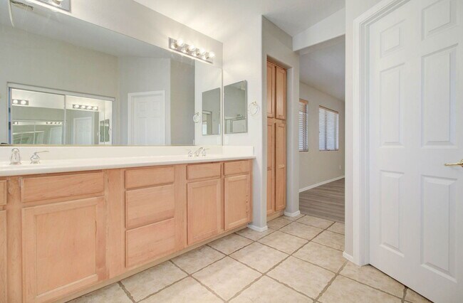 Building Photo - 2026 E County Down Dr