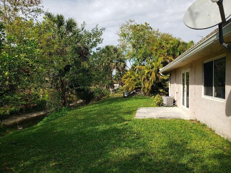 Building Photo - 4392 Riverside Dr