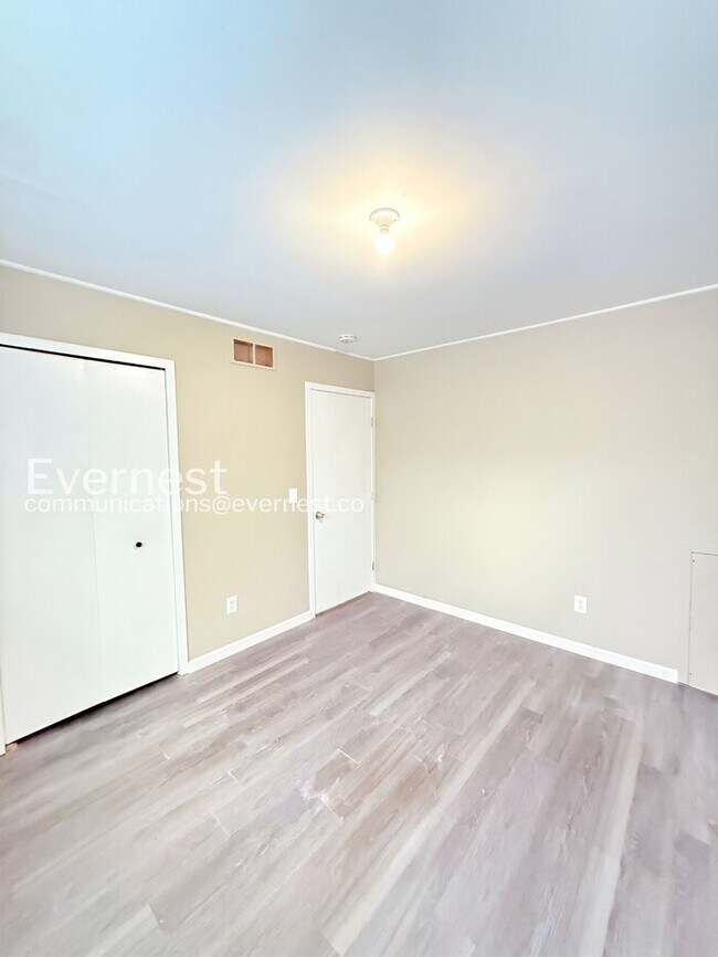 Building Photo - 3 Bed, 1 Bath Home with Modern Amenities  / Pet-Friendly / Vouchers Accepted / Available Now!