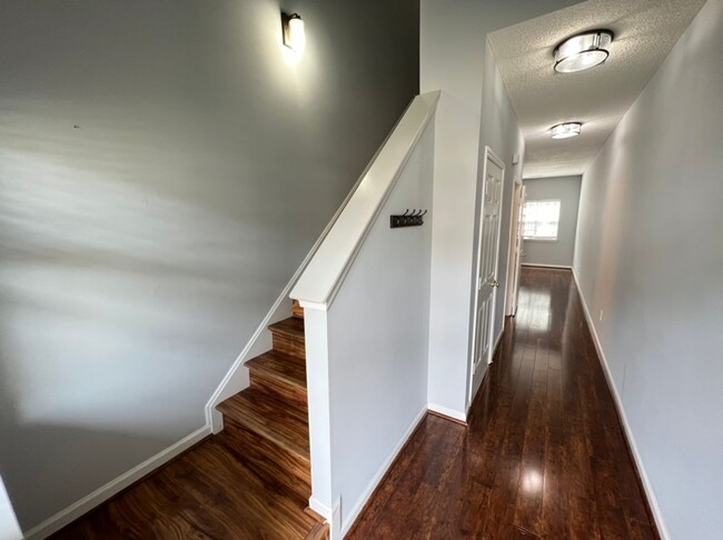 Building Photo - Cute 2 Bedroom Townhouse in Chapel Hill