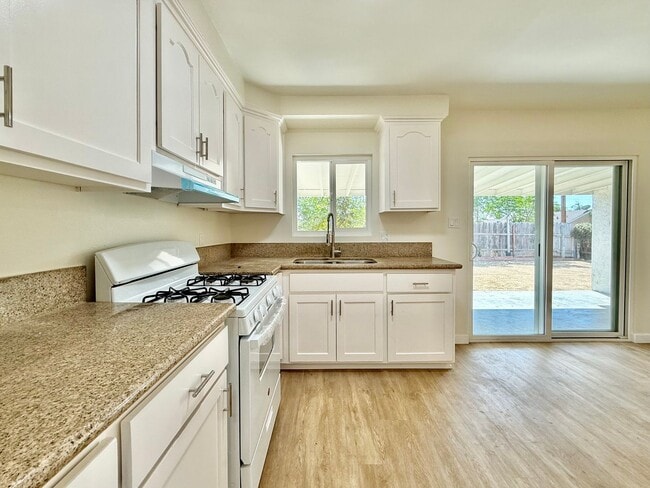 Building Photo - Beautifully Remodeled 3-Bed, 2-Bath Home i...