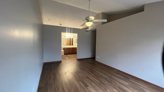 Building Photo - 6752 Riverside Glen Ct