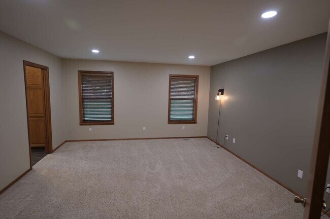 Building Photo - Single level, 3+ bed 3 bath, 2,932 sf home on 1.23 acres in Sequim